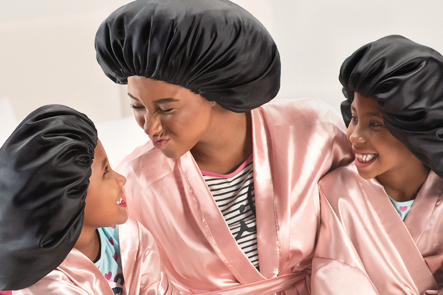 Toucas de Cetim: as melhores amigas dos fios de cabelo.