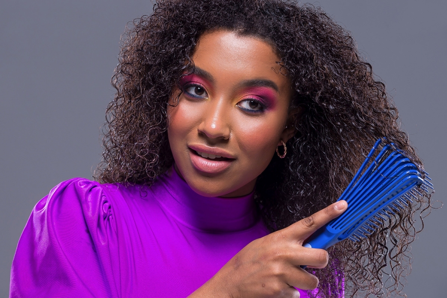 Finalização para cabelo cacheado: como fazer a fitagem perfeita